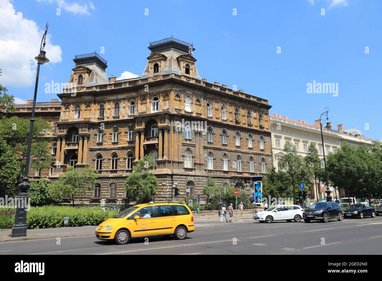 BUDAPEST, UNGARN - 19. JUNI 2014: Straßenansicht des Zirkus Kodaly Korond und der Andrassy Allee in Budapest. 3.3 Millionen Menschen leben in Budapest Metropolit Stockfoto