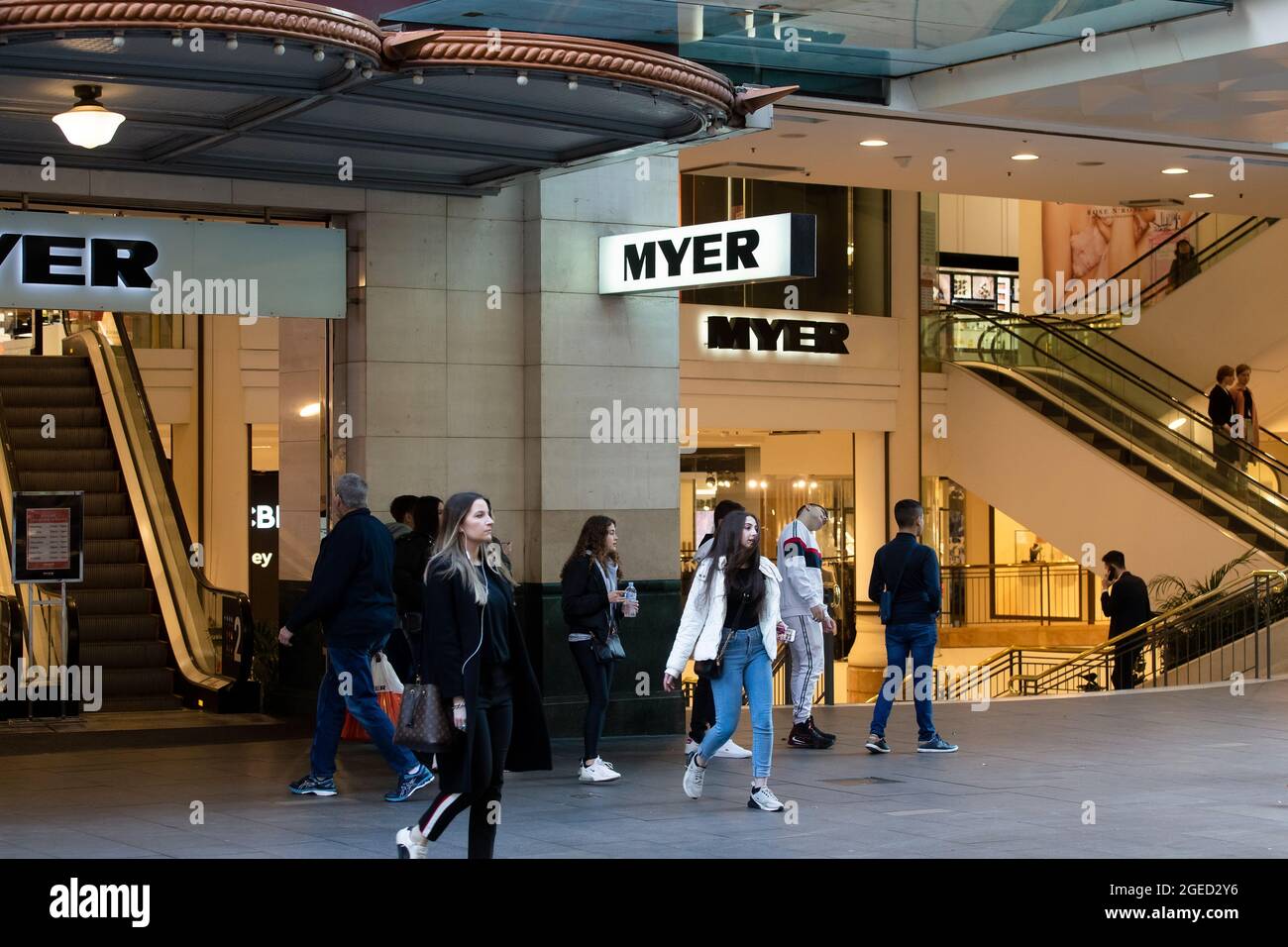 Sydney, Australien, 6. Juli 2020. Einkäufer vor Myer in der Pitt Street Mall. Die Menschen kehren in Massen zurück, um in der Pitt St Mall einzukaufen, während Melbourne im Lockdown-Bereich liegt. Quelle: Pete Dovgan/Speed Media/Alamy Live News Stockfoto