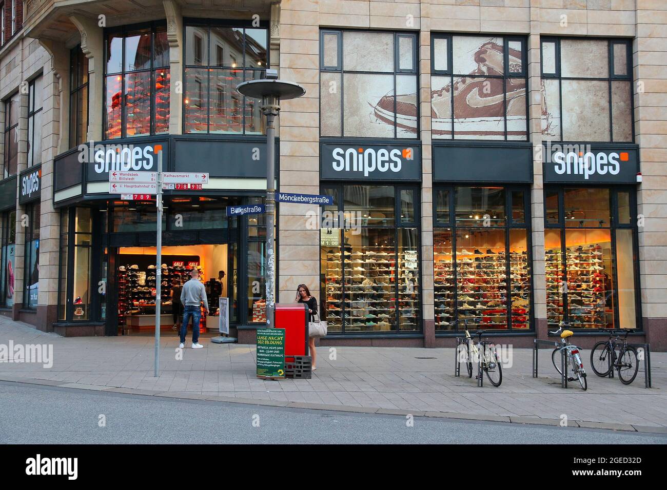 HAMBURG, DEUTSCHLAND - 28. AUGUST 2014: Menschen besuchen Snipes  Schuhgeschäft in Hamburg. Snipes ist Teil der Deichmann SE Fashion Group,  dem größten Schuhhändler Stockfotografie - Alamy