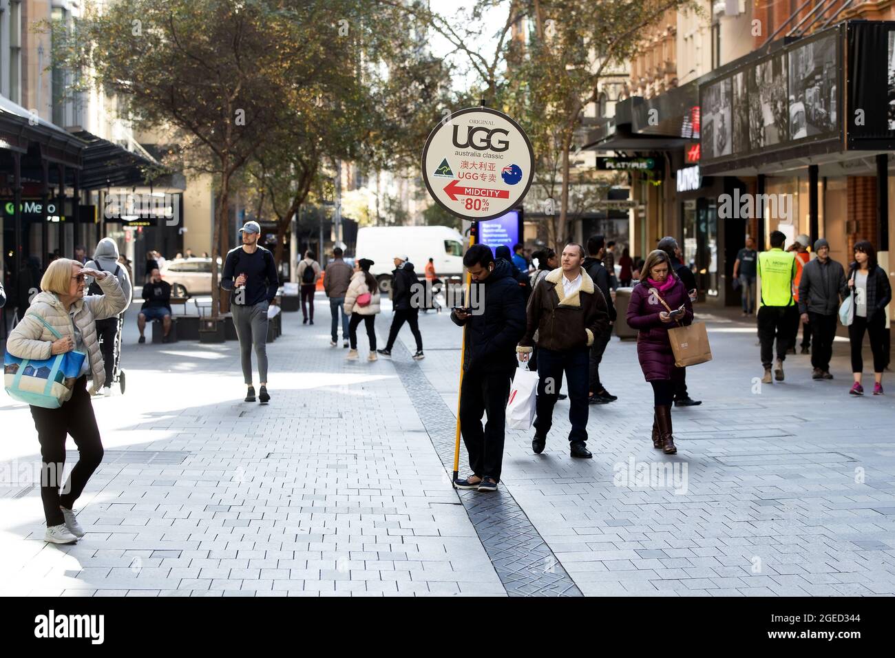 Sydney, Australien, 6. Juli 2020. Auf der Pitt Street Mall können Leute einkaufen. Sydney lockert weiterhin die Sperrungsbeschränkungen, da die Grenze zwischen New South Wales und Victoria am Dienstagabend ab 23.59 Uhr geschlossen wird Kredit: Pete Dovgan/Speed Media/Alamy Live News Stockfoto