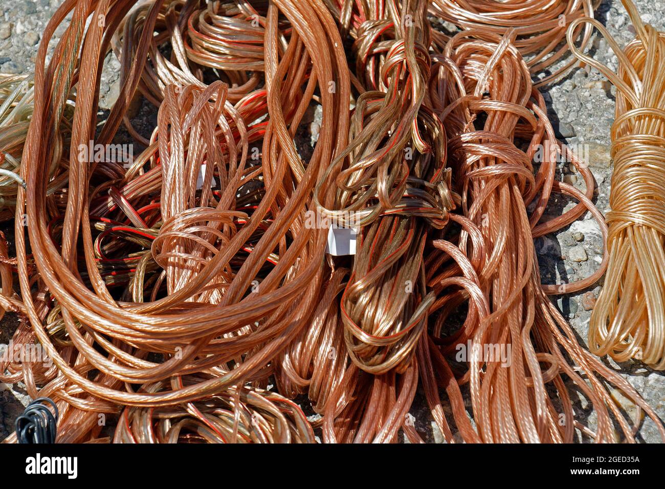 Stapel von Kopierdrähten, die in Audiogeräten für die Musikindustrie verwendet werden Stockfoto