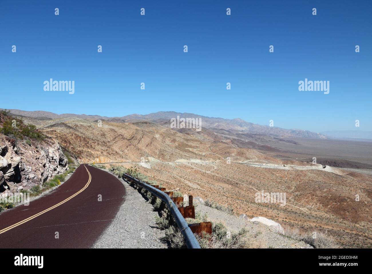 Tod Valley Road - Leere Route in Mojave Desert, Kalifornien. Amerikanische Panoramastraße. Stockfoto
