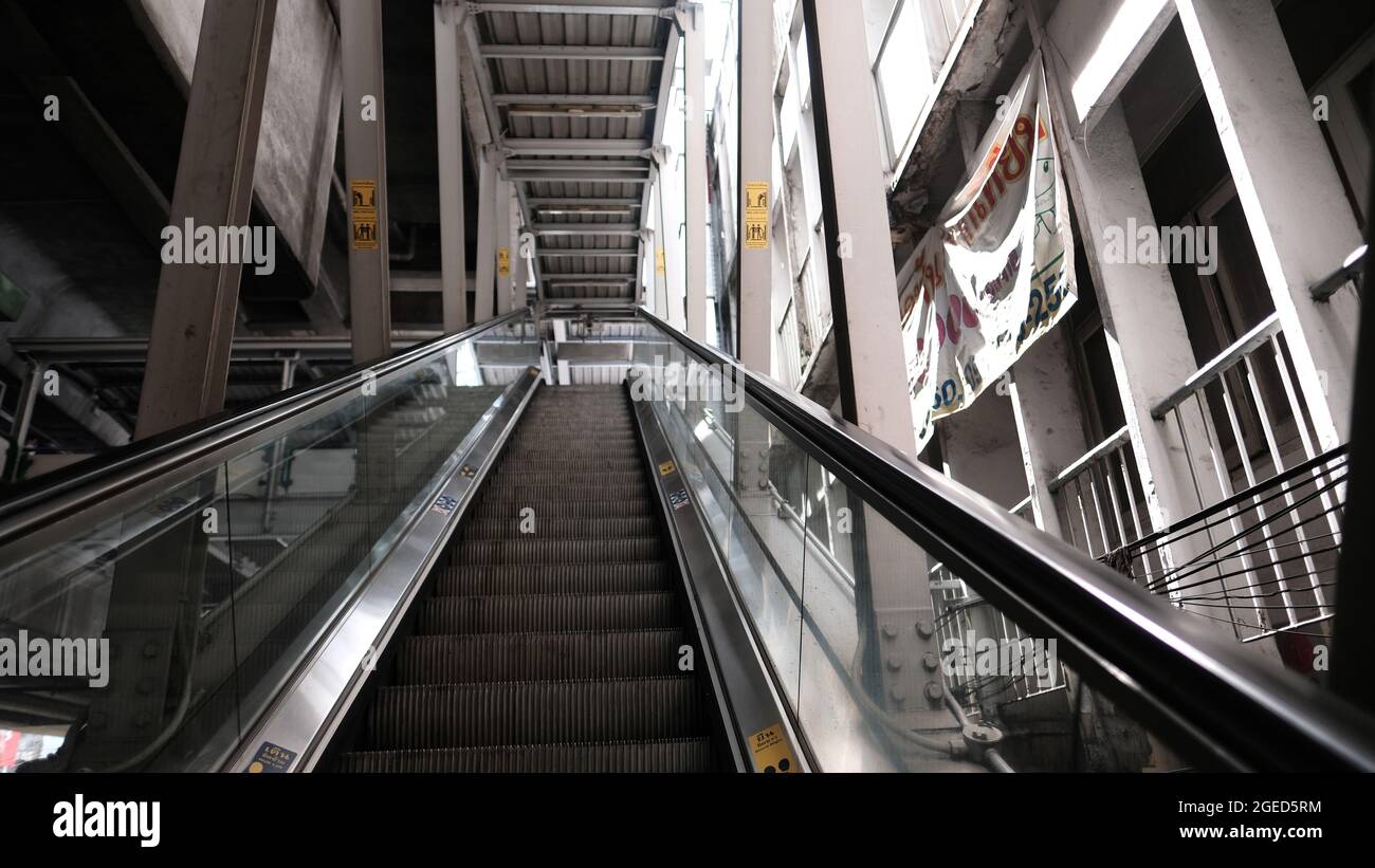 Rolltreppe hoch, die Treppe in der BTS Thong Lo Station in Bangkok, Thailand, bewegt Stockfoto