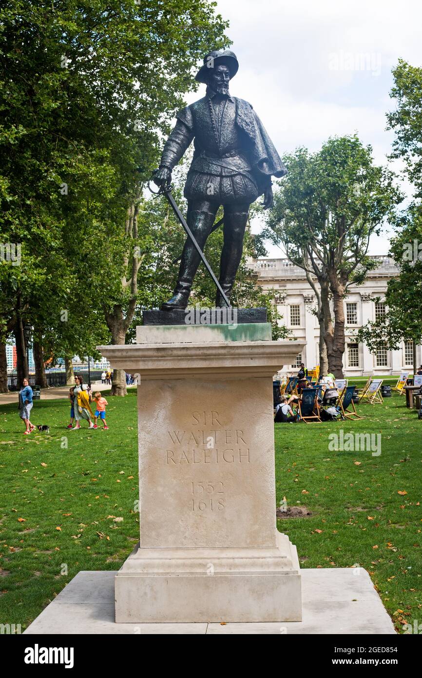 Greenwich, London, 2021. Die Statue von Sir Walter Raleigh steht stolz vor dem Royal Naval College. Er war ein Liebling von Königin Elizabeth I., weil o Stockfoto