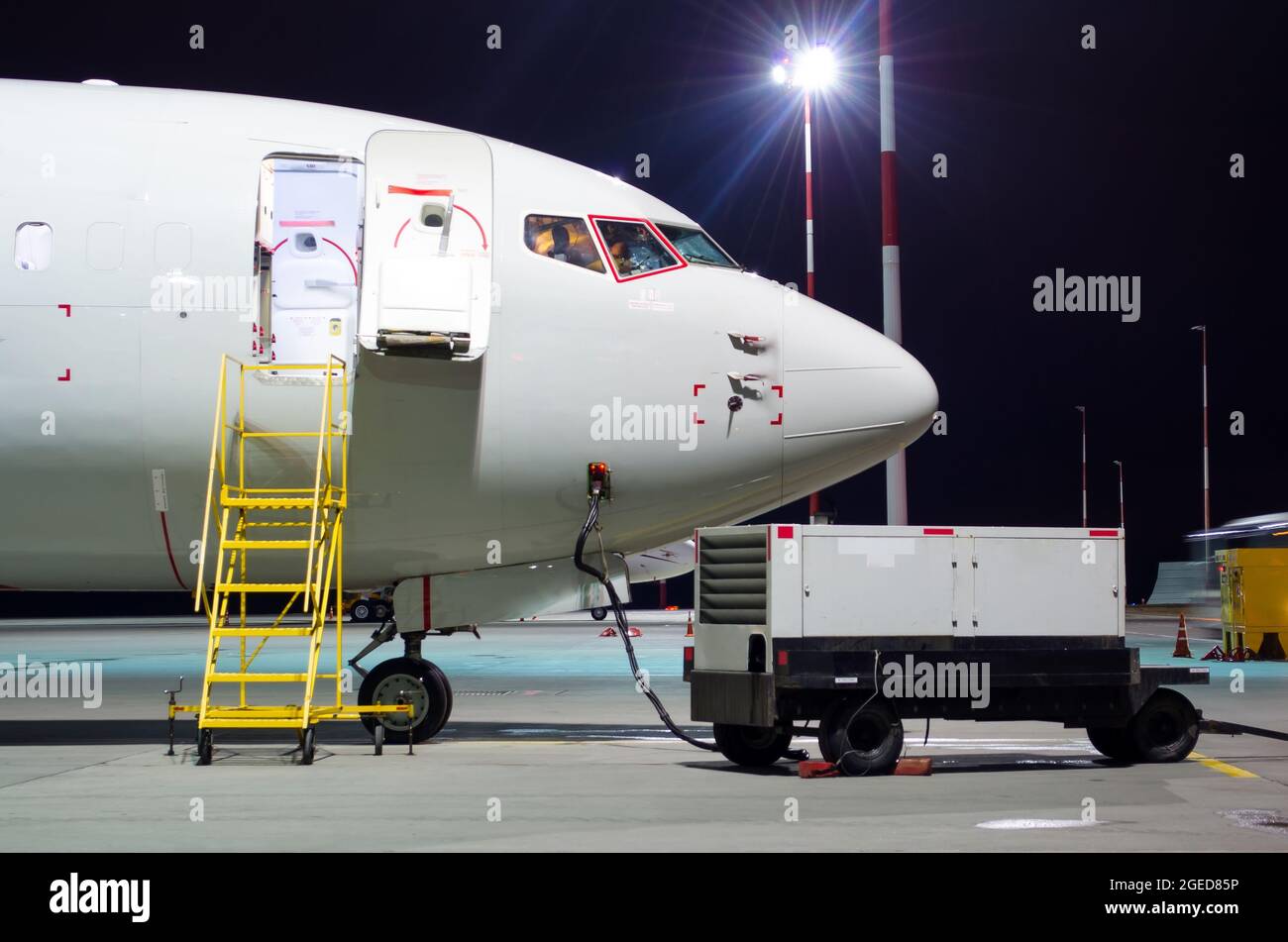 Flugzeug am Flughafen in der Nacht geparkt, Blick Nase Cockpit Stockfoto