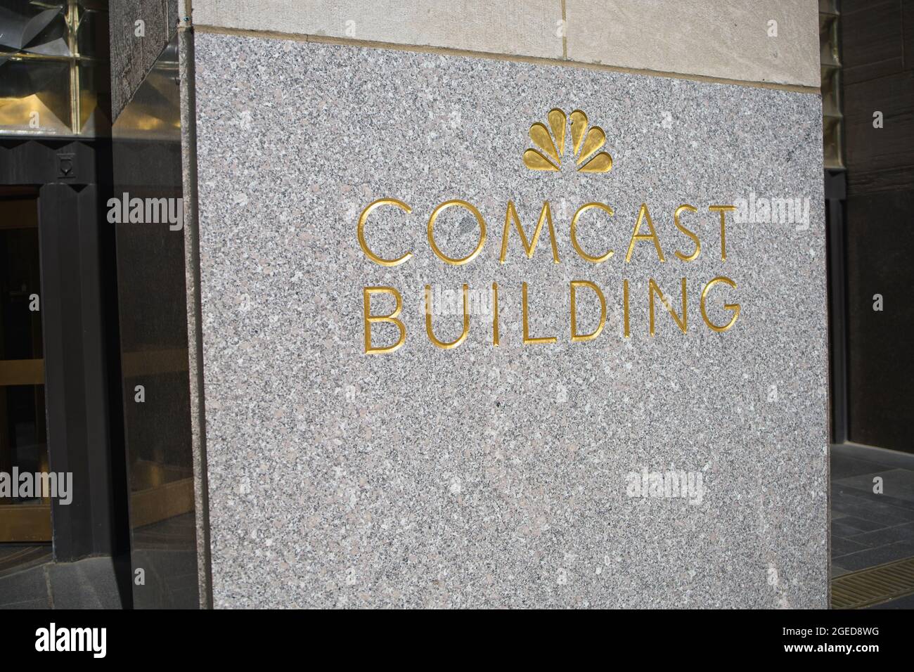 New York, NY, USA - 19. Aug 2021: Comcast Building Cornerstone at Rockefeller Center (formerly RCA and GE Building). Stockfoto