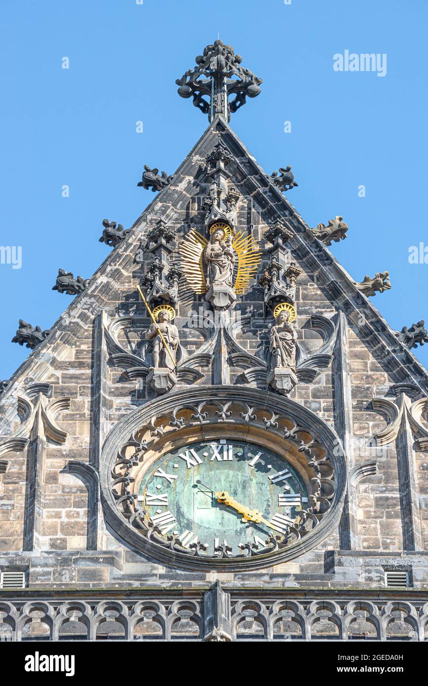 Wandfigur des Ritters an der Hauptfassade und Uhrenseite des katholischen  Doms in Magdeburg, Deutschland, Nahaufnahme, Details Stockfotografie - Alamy