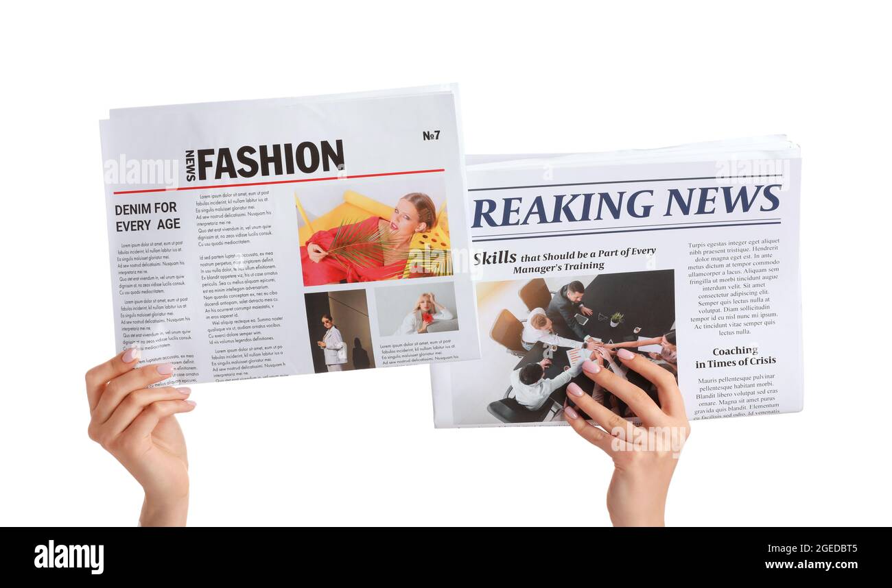 Weibliche Hände und Zeitungen auf weißem Hintergrund Stockfoto