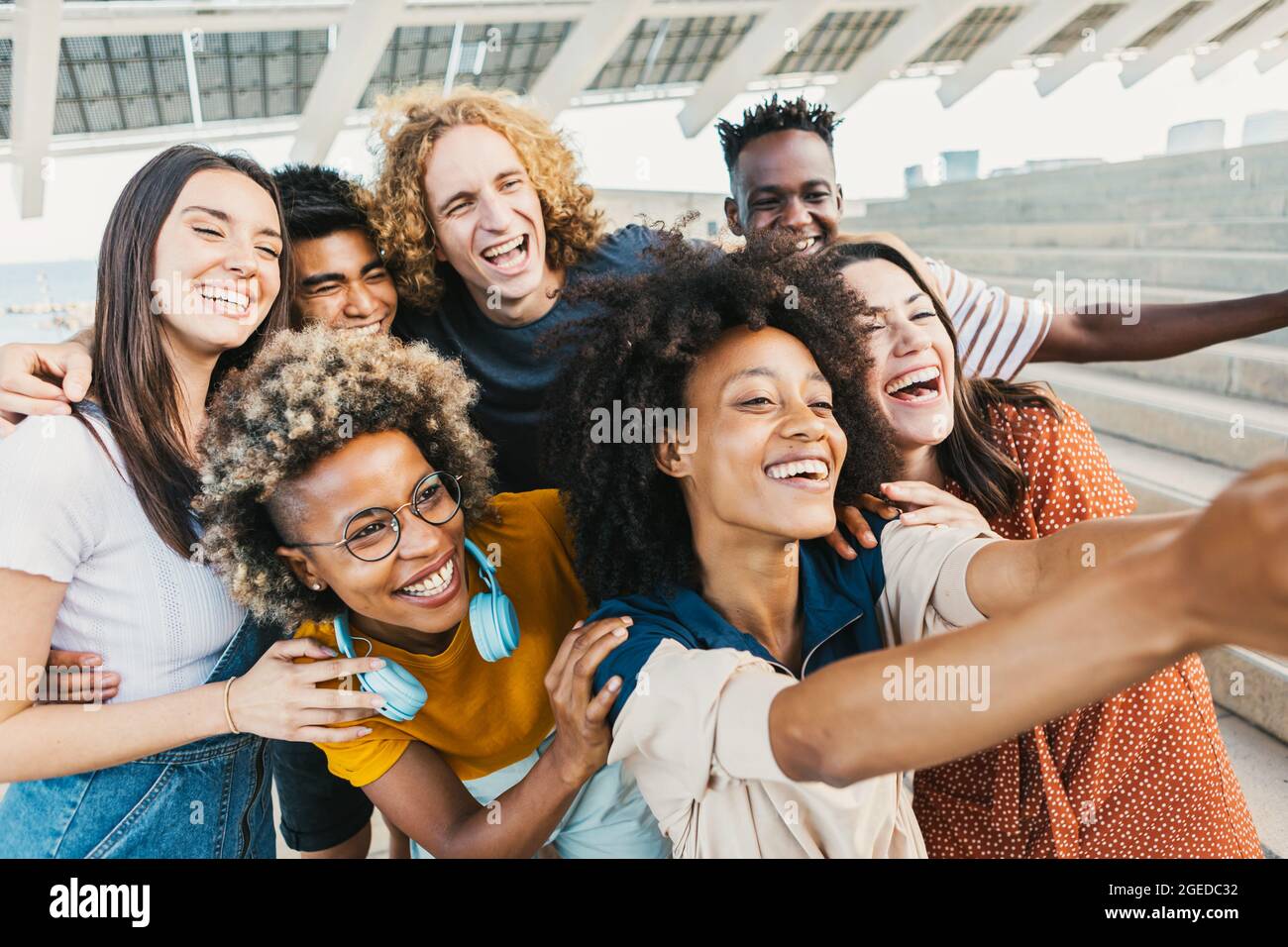 Gruppe junger multikultureller Menschen, die Selfie-Portraits mit dem Telefon machen Stockfoto