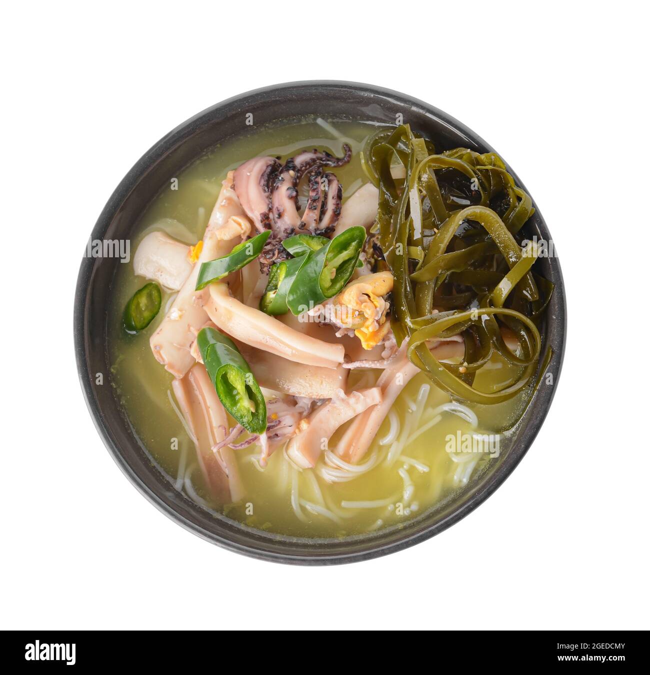 Leckere chinesische Suppe in der Schüssel auf weißem Hintergrund Stockfoto