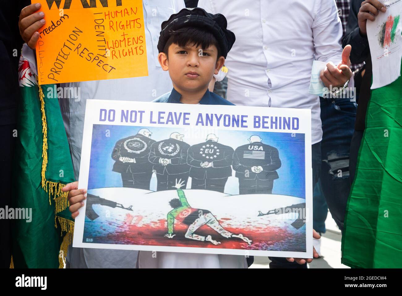 LONDON, GROSSBRITANNIEN. August 2021. Eine Gruppe von Afghanen protestiert vor dem Parlament am Mittwoch, dem 18. August 2021, gegen die Übernahme Afghanistans durch die Taliban. (Kredit: Tejas Sandhu | MI Nachrichten) Kredit: MI Nachrichten & Sport /Alamy Live Nachrichten Stockfoto