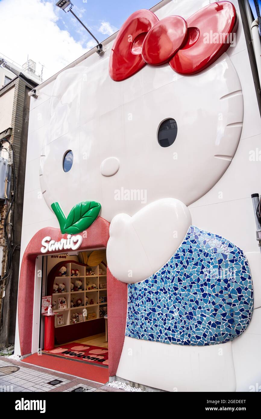 Sanrio Gift Gate Store Front mit Hello Kitty Artikeln in der Orange Street in der Nähe des Sensoji Tempels in Asakusa, Tokio, Japan. Stockfoto