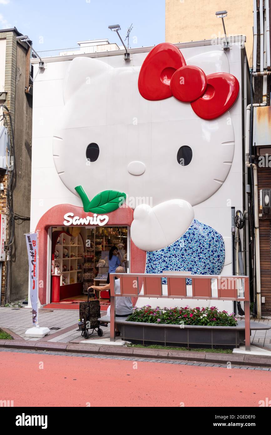 Sanrio Gift Gate Store Front mit Hello Kitty Artikeln in der Orange Street in der Nähe des Sensoji Tempels in Asakusa, Tokio, Japan. Stockfoto