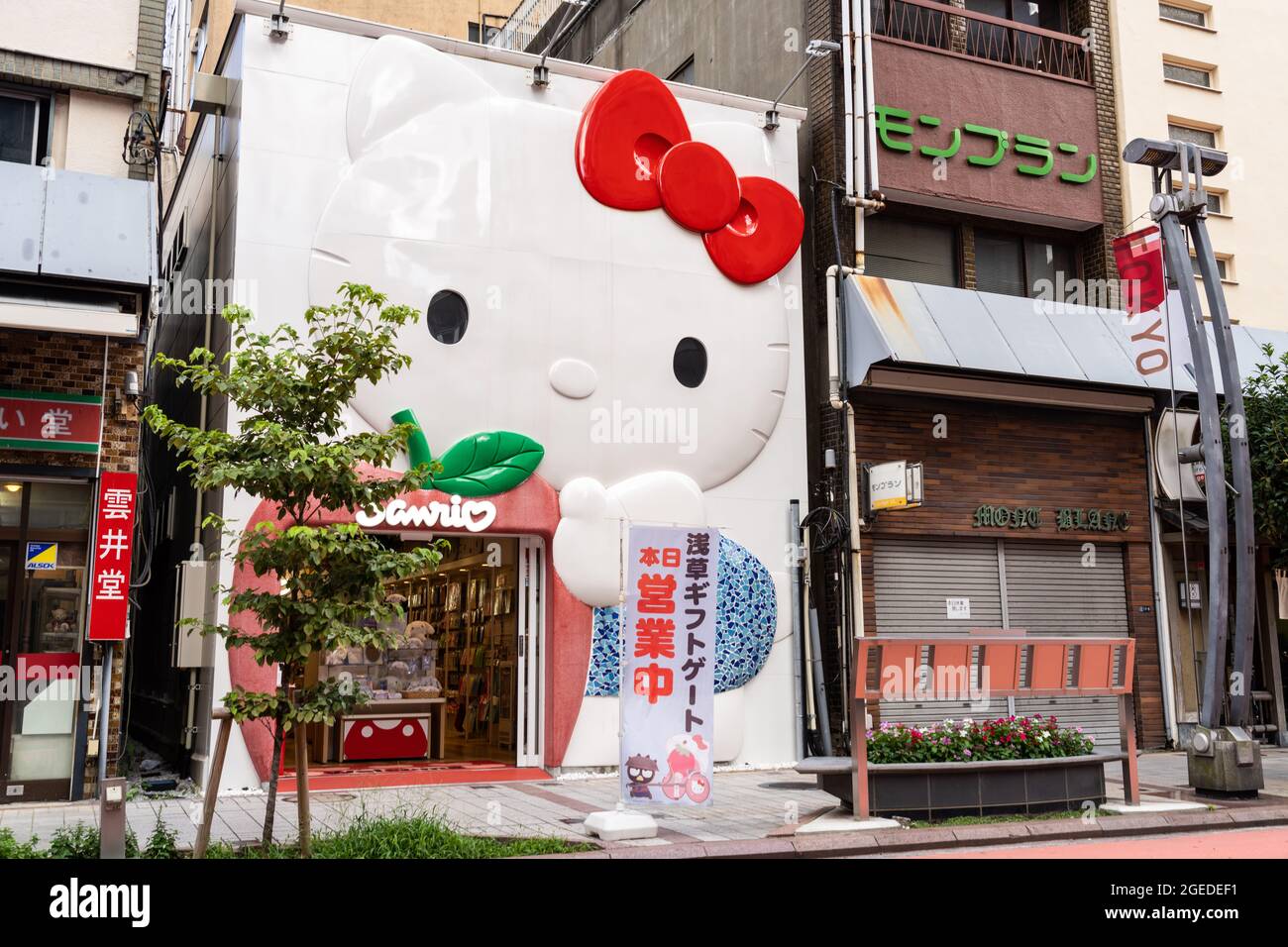 Sanrio Gift Gate Store Front mit Hello Kitty Artikeln in der Orange Street in der Nähe des Sensoji Tempels in Asakusa, Tokio, Japan. Stockfoto