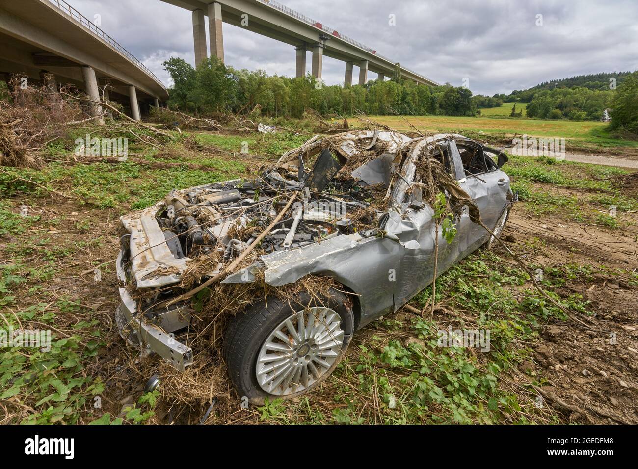 Bad Neuenahr Ahrweiler, Deutschland. August 2021. In Bad Neuenahr steht ein Altauto auf einem Feld nahe der Ahr. Unzählige Fahrzeuge wurden bei der Flut gefangen und warten nun darauf, verschrottet zu werden. Quelle: Thomas Frey/dpa/Alamy Live News Stockfoto