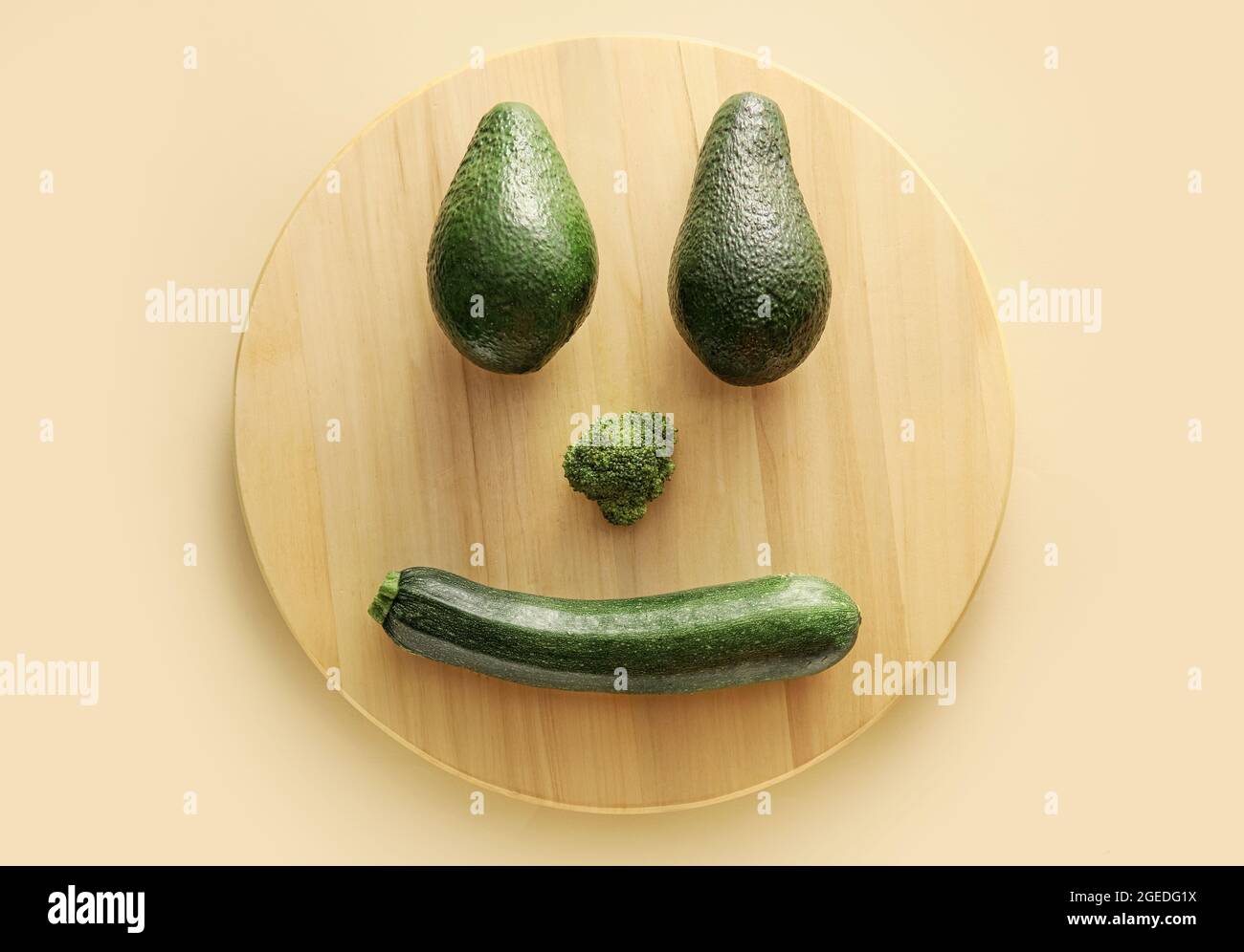 Kreative Komposition mit verschiedenen grünen Gemüse auf farbigem Hintergrund Stockfoto