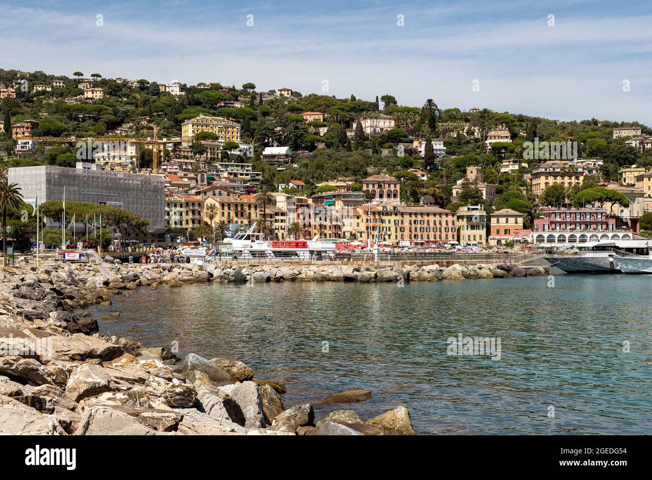 Touristen strömen am 19. August 2021 in die wunderschöne Stadt Santa Margherita im Levante Teil Liguriens. Santa Margherita und Ligurien bestechen durch die schöne Natur mit Meer, Hügeln, wo gewandert und geradelt werden kann und der schönen & bunten Architektur. Am Hafen von Santa Margherita legen viele Boote und Yachten an. * Touristen besuchen am 19. August 2021 die wunderschöne Santa Marghrita im Levante-Teil von Ligury, Norditalien. Die Menschen lieben Santa Margherita wie Ligurien überhaupt wegen der schönen Natur mit den Hügeln/ligurischen Bergen und dem Meer wie dem lokalen Colorfu Stockfoto