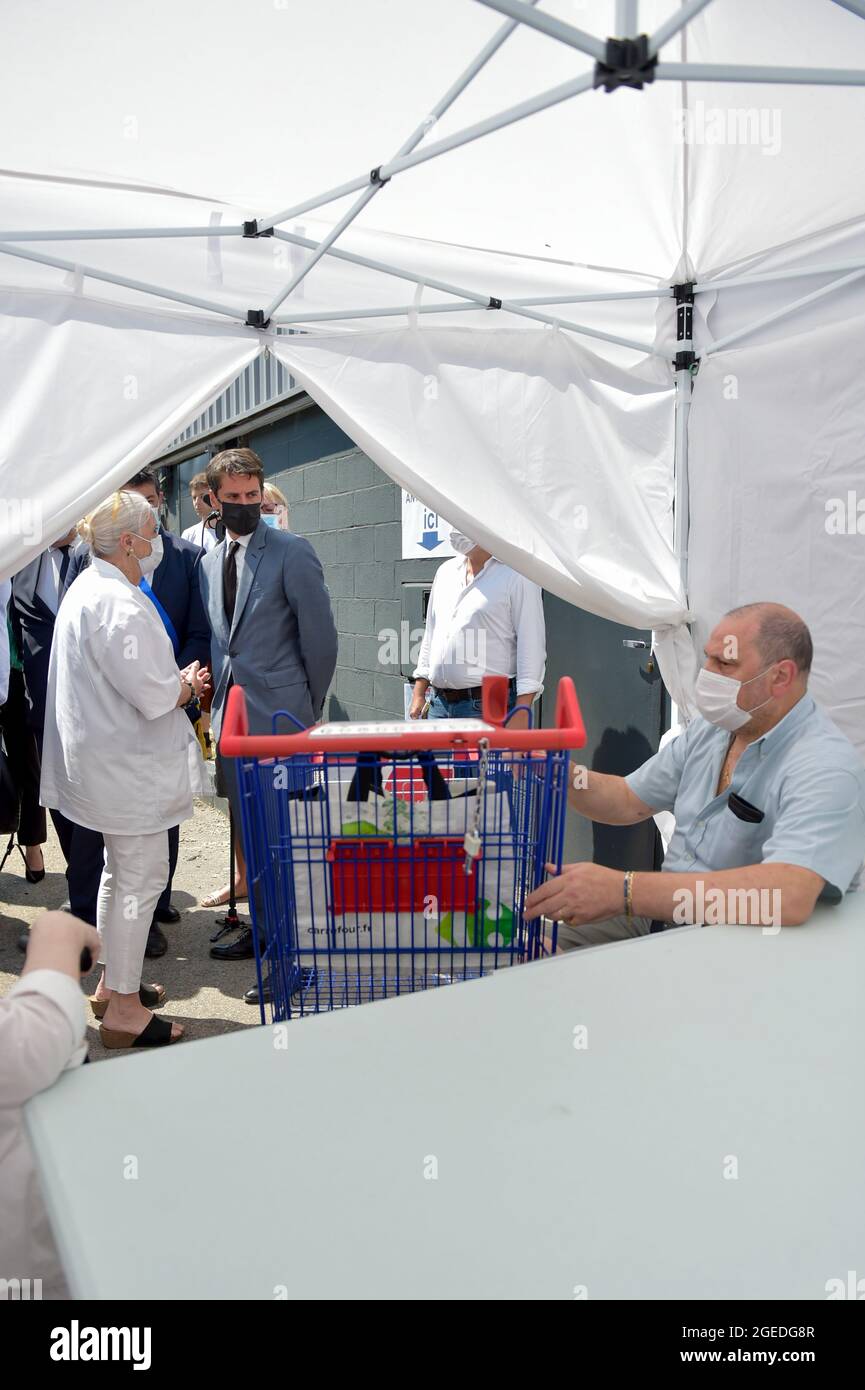 Gabriel Attal (Regierungssprecher) spricht mit einer Krankenschwester, die für den PCR-Test (Polymerase Chain Reaction) für covid-19 am Eingang eines Gewerbegebiets zuständig ist.der Sanitäranpass für Geschäfte und Restaurants wird seit Anfang August schrittweise umgesetzt. Ziel der Regierung ist es, dass bis Ende August mindestens 50 Millionen Menschen ihre erste Impfstoffinjektion mit Covid-19 erhalten. Regierungsbeamte nehmen ihre Besuche in Gesundheitseinrichtungen zu, um sicherzustellen, dass die Regeln angewendet werden und um die Berufe aufzuklären, die von den neuen Impfanforderungen betroffen sind Stockfoto