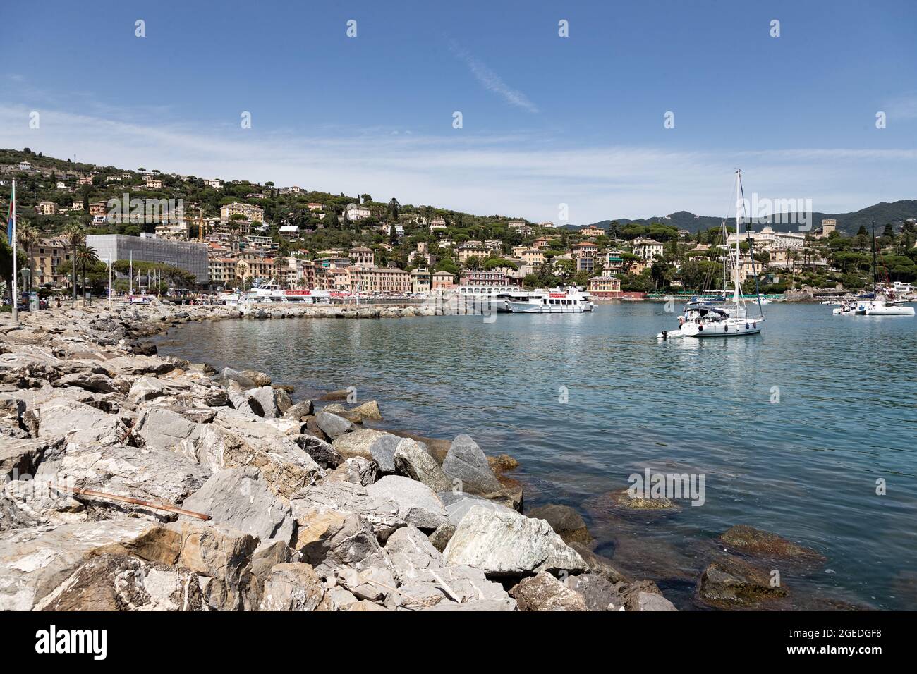 Touristen strömen am 19. August 2021 in die wunderschöne Stadt Santa Margherita im Levante Teil Liguriens. Santa Margherita und Ligurien bestechen durch die schöne Natur mit Meer, Hügeln, wo gewandert und geradelt werden kann und der schönen & bunten Architektur. Am Hafen von Santa Margherita legen viele Boote und Yachten an. * Touristen besuchen am 19. August 2021 die wunderschöne Santa Marghrita im Levante-Teil von Ligury, Norditalien. Die Menschen lieben Santa Margherita wie Ligurien überhaupt wegen der schönen Natur mit den Hügeln/ligurischen Bergen und dem Meer wie dem lokalen Colorfu Stockfoto