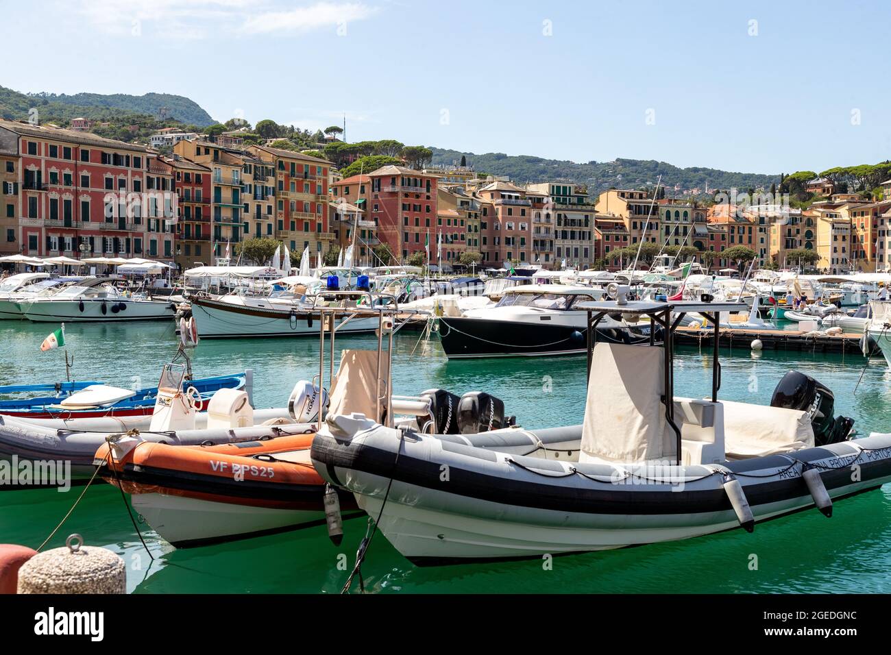 Touristen strömen am 19. August 2021 in die wunderschöne Stadt Santa Margherita im Levante Teil Liguriens. Santa Margherita und Ligurien bestechen durch die schöne Natur mit Meer, Hügeln, wo gewandert und geradelt werden kann und der schönen & bunten Architektur. Am Hafen von Santa Margherita legen viele Boote und Yachten an. * Touristen besuchen am 19. August 2021 die wunderschöne Santa Marghrita im Levante-Teil von Ligury, Norditalien. Die Menschen lieben Santa Margherita wie Ligurien überhaupt wegen der schönen Natur mit den Hügeln/ligurischen Bergen und dem Meer wie dem lokalen Colorfu Stockfoto