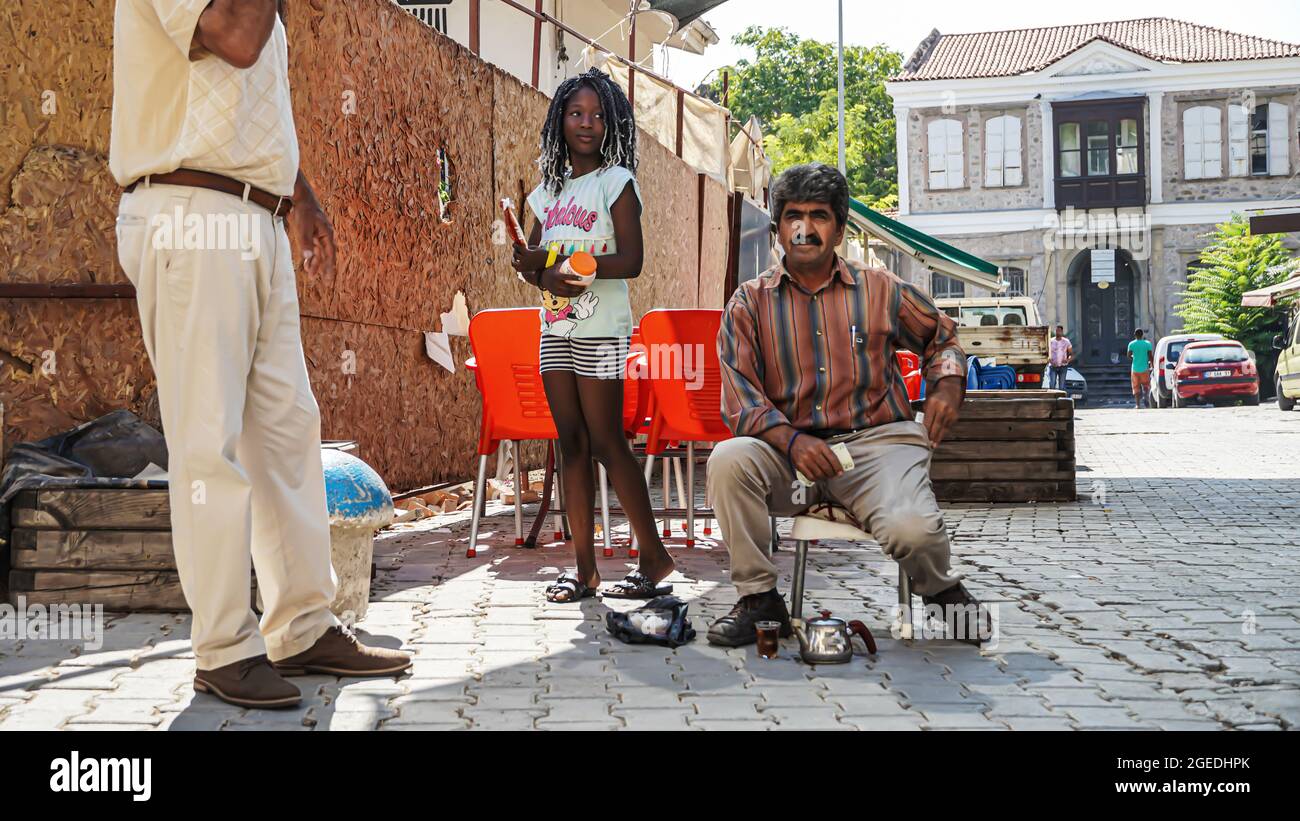 Afrikanische Immigranten haben sich in der Basmane Street an das tägliche Leben der Türkei angepasst; das beinhaltet auch Wohn- und Arbeitsbereiche armer Immigranten mit Hotels, Restaurants, einigen Geschäften und Häusern in Izmir in der Türkei. Kredit: İdil Toffolo / Alamy Live Nachrichten Stockfoto