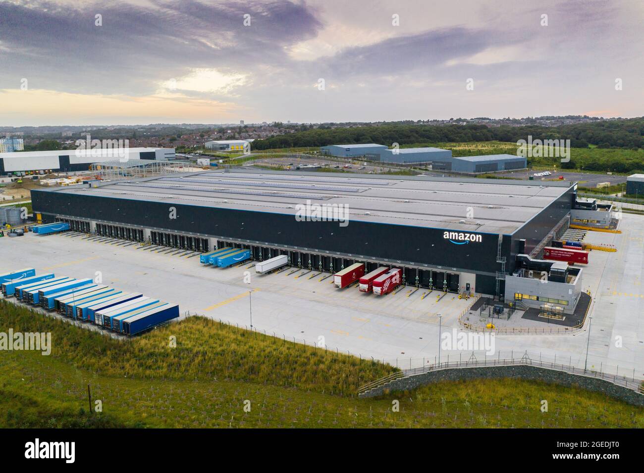 LEEDS, GROSSBRITANNIEN - 13. AUGUST 2021. Luftaufnahme des Amazon Lagerhauses und Versandzentrums in Leeds, West Yorkshire. Stockfoto