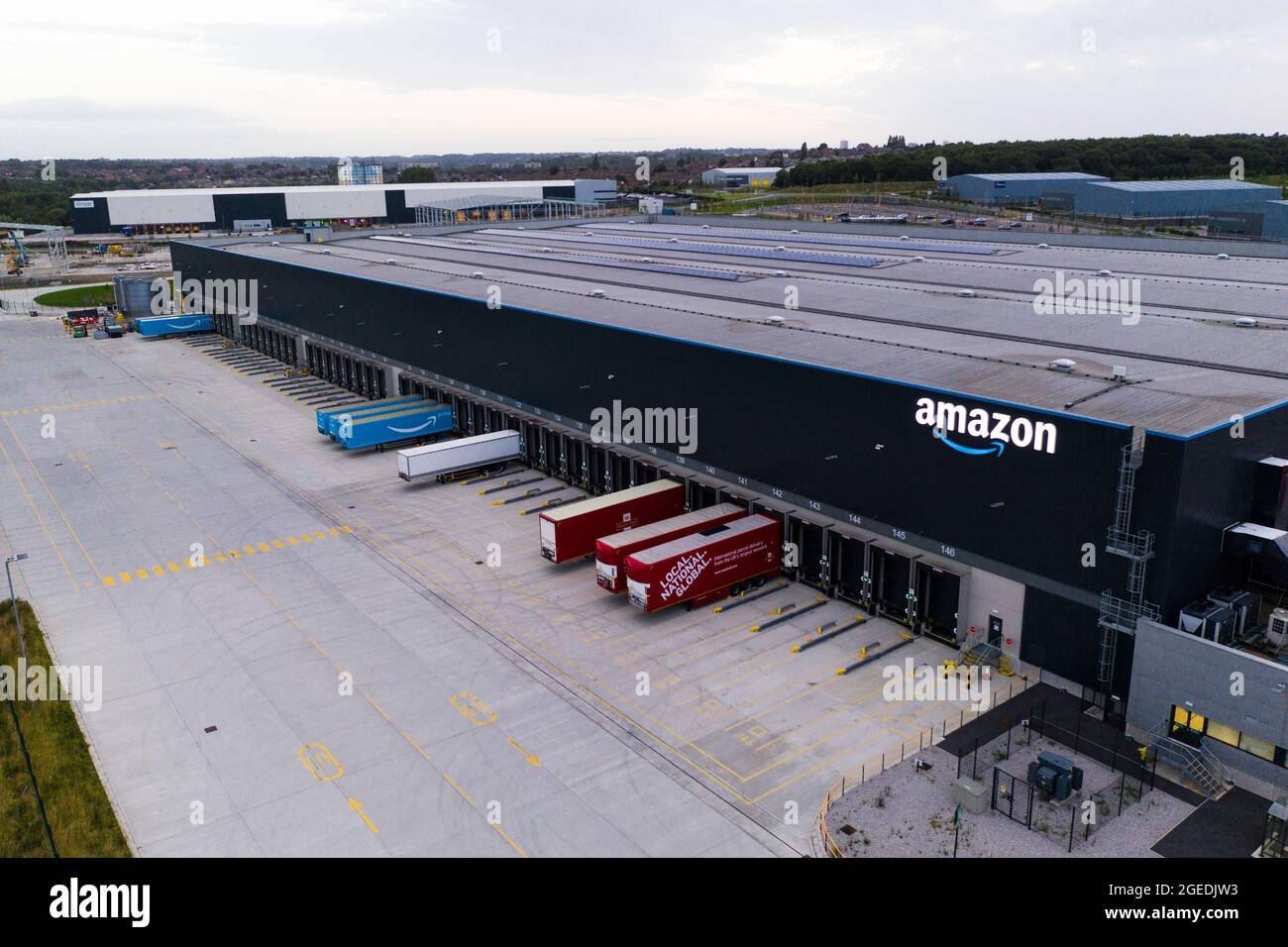LEEDS, GROSSBRITANNIEN - 13. AUGUST 2021. Luftaufnahme des Amazon Lagerhauses und Versandzentrums in Leeds, West Yorkshire. Stockfoto