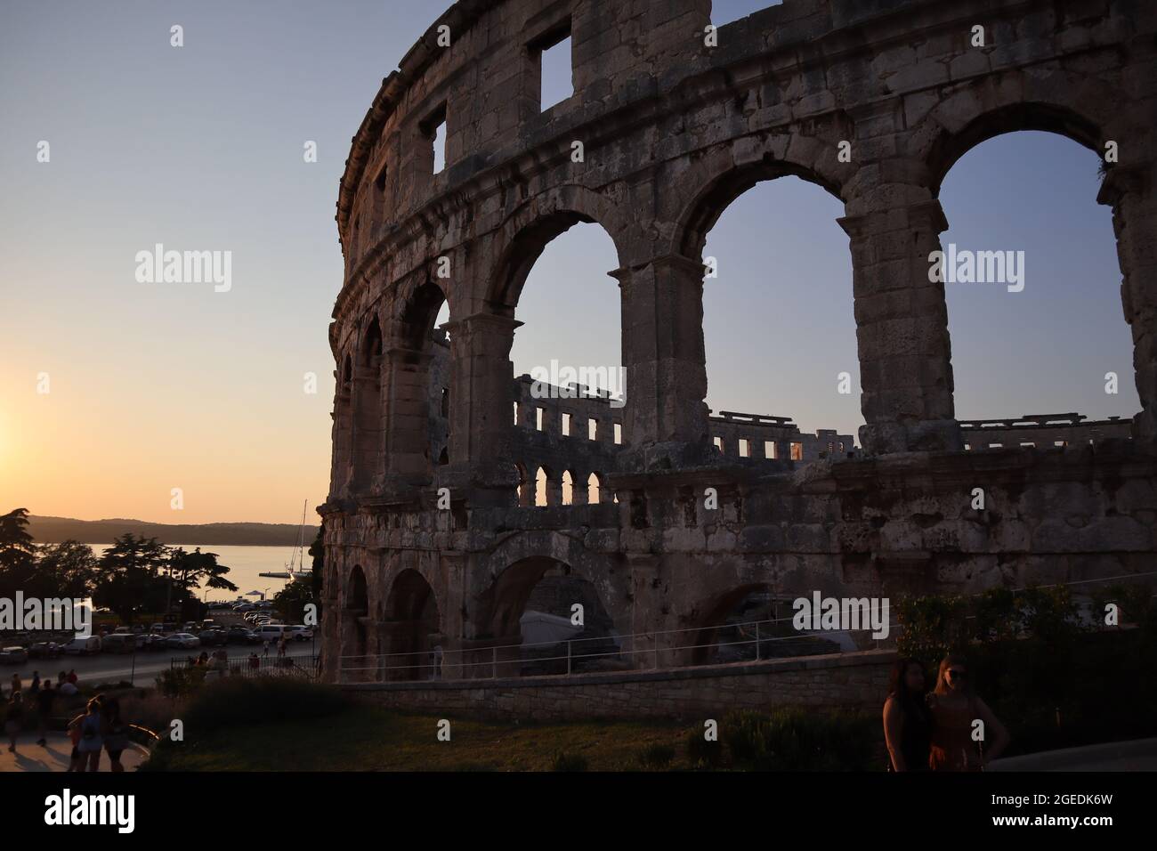 Römische Arena aus dem ersten Jahrhundert in Pula. Zweitgrößte Arena in Europa. Bild am Abend mit viel Licht aufgenommen. Stockfoto