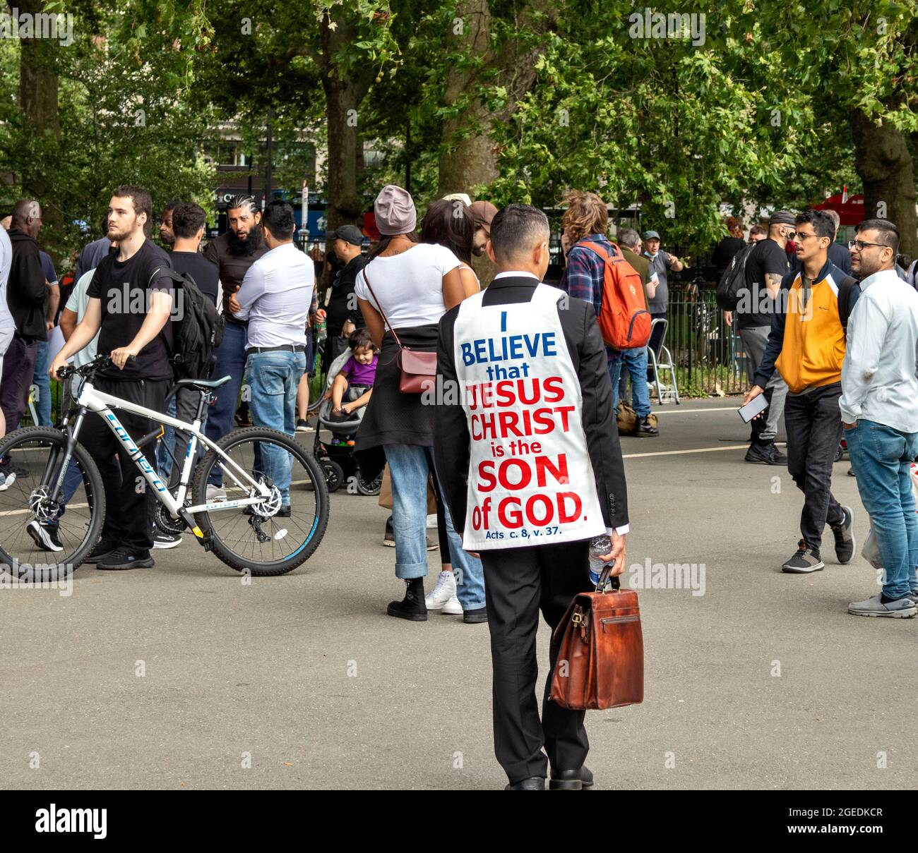 LONDON HYDE PARK LAUTSPRECHER ECKE PERSON MIT EINER NACHRICHT AUF DEM RÜCKEN ICH GLAUBE, DASS JESUS CHRISTUS DER SOHN GOTTES IST Stockfoto