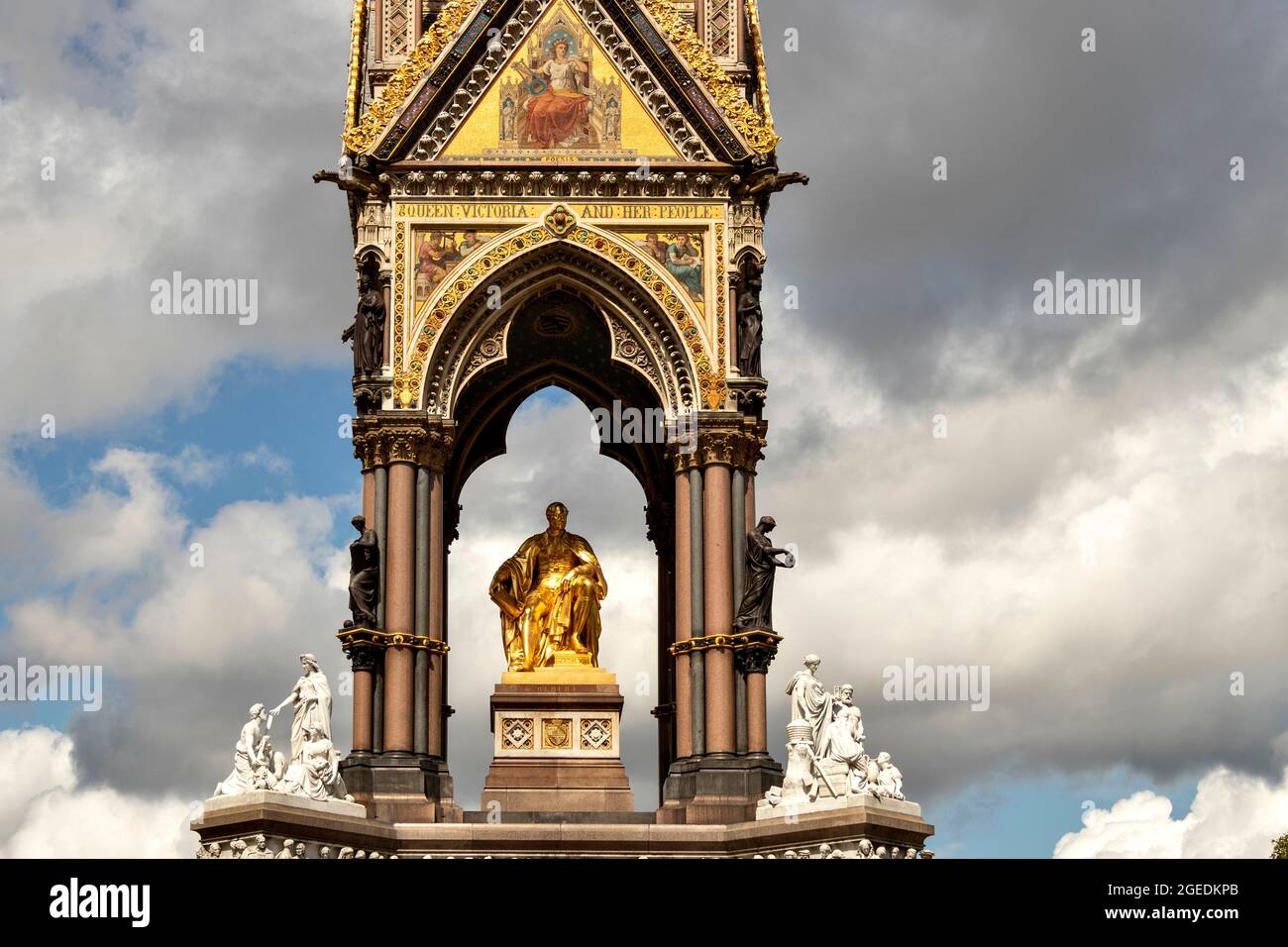 LONDON KENSINGTON GARDENS DAS ALBERT MEMORIAL IM SOMMER MIT DER GOLDENEN STATUE VON PRINZ ALBERT Stockfoto