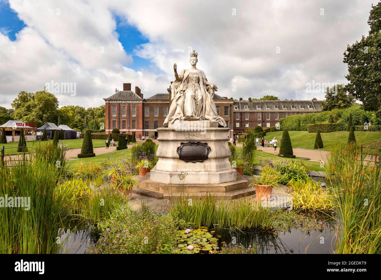 LONDON KENSINGTON PALACE UND QUEEN VICTORIA STATUE AN EINEM SOMMERTAG Stockfoto