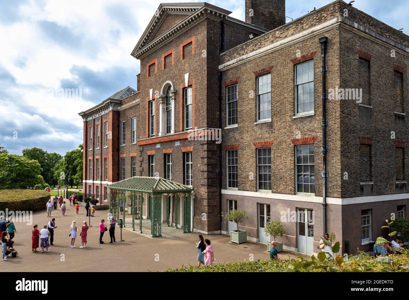 LONDON KENSINGTON PALACE UND BESUCHER AN EINEM SOMMERTAG Stockfoto