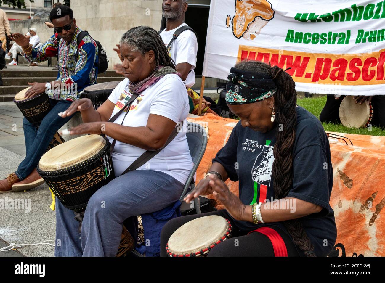 LONDON MARBLE ARCH STATION EINE GRUPPE VON UKOMBOZII ANGESTAMMTEN SCHLAGZEUGERN Stockfoto