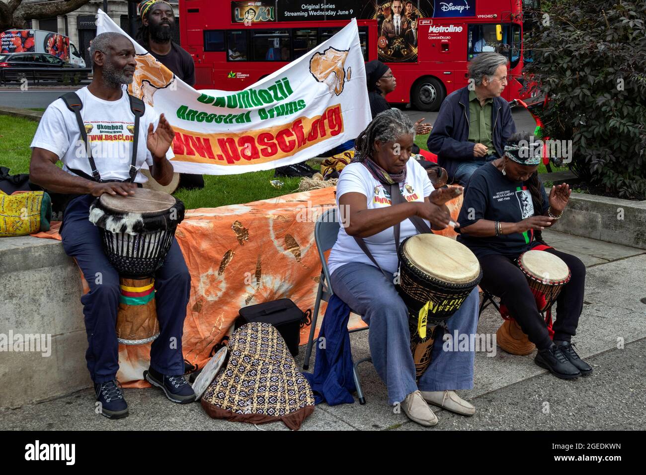 LONDON MARBLE ARCH STATION EINE KLEINE GRUPPE VON UKOMBOZII ANGESTAMMTEN SCHLAGZEUGERN Stockfoto
