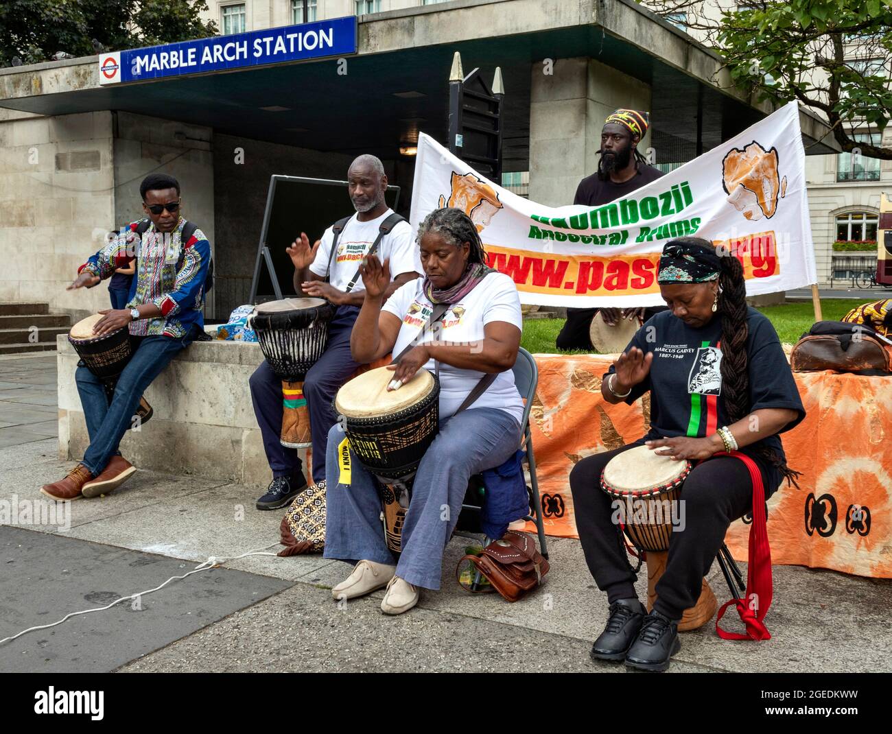 LONDON MARBLE ARCH STATION UKOMBOZII ANGESTAMMTE TROMMLER Stockfoto
