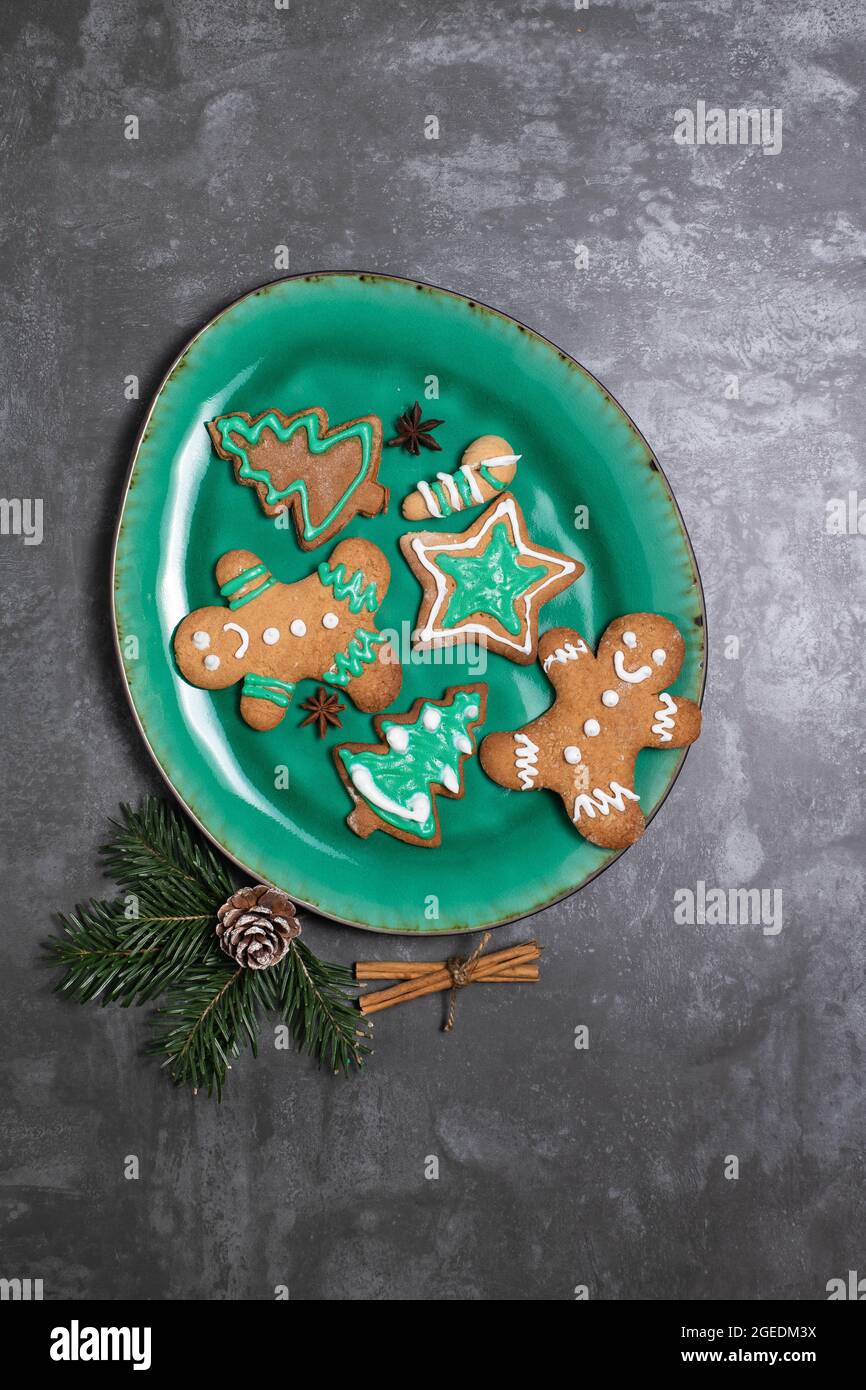 Weihnachten Hintergrund mit Ingwer-Brot Mann, Kiefernzapfe, weihnachtsbaum Brunches und Backformen. Speicherplatz kopieren Stockfoto