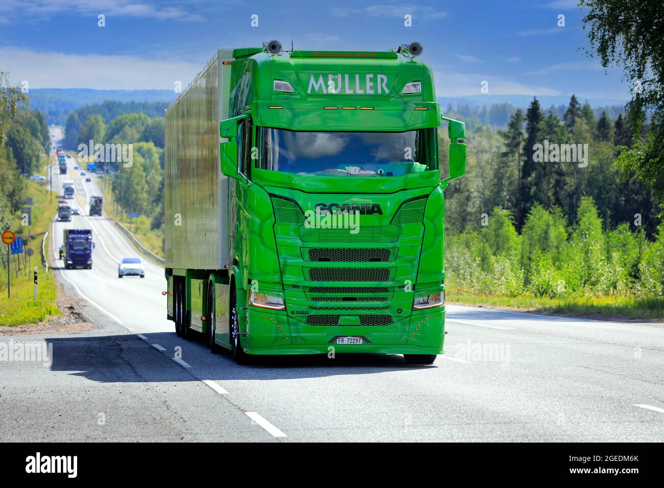 Lime Green Scania S520 Excellence Lezard von der Müller Ermensee GmbH, Schweiz im Konvoi zur Power Truck Show 2021. Ikaalinen, Finnland. 12. August 2021. Stockfoto
