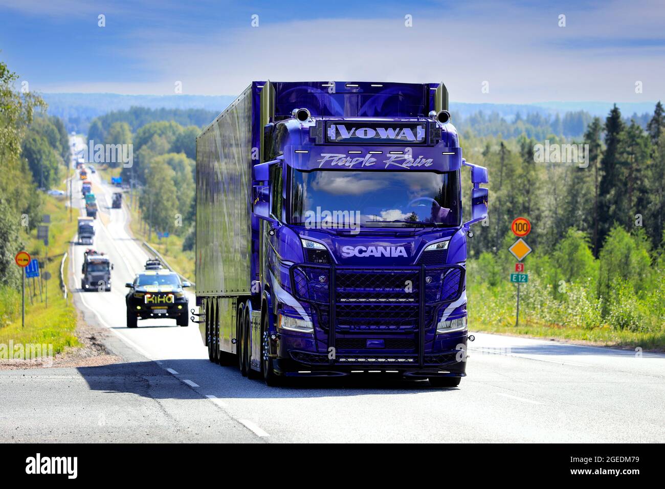 Scania R650 Purple Rain LKW und Sattelauflieger von voWa Transporte,  Schweiz, im Konvoi zur Power Truck Show 2021. Ikaalinen, Finnland. August  12, 2021 Stockfotografie - Alamy
