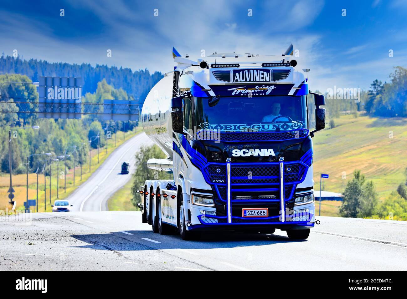 Wunderschön angepasste Scania R770 LKW Big Gun von Auvinen Trucking auf dem Highway 3 auf dem Weg zur Power Truck Show 2021. Ylojarvi, Finnland. 12. August 2021 Stockfoto