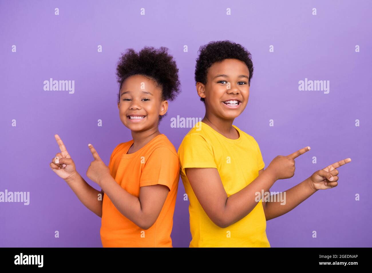Profil Seite Foto von zwei jungen afro Kind zeigen Finger leeren Raum ad promo Beratung wählen isoliert über violette Farbe Hintergrund Stockfoto