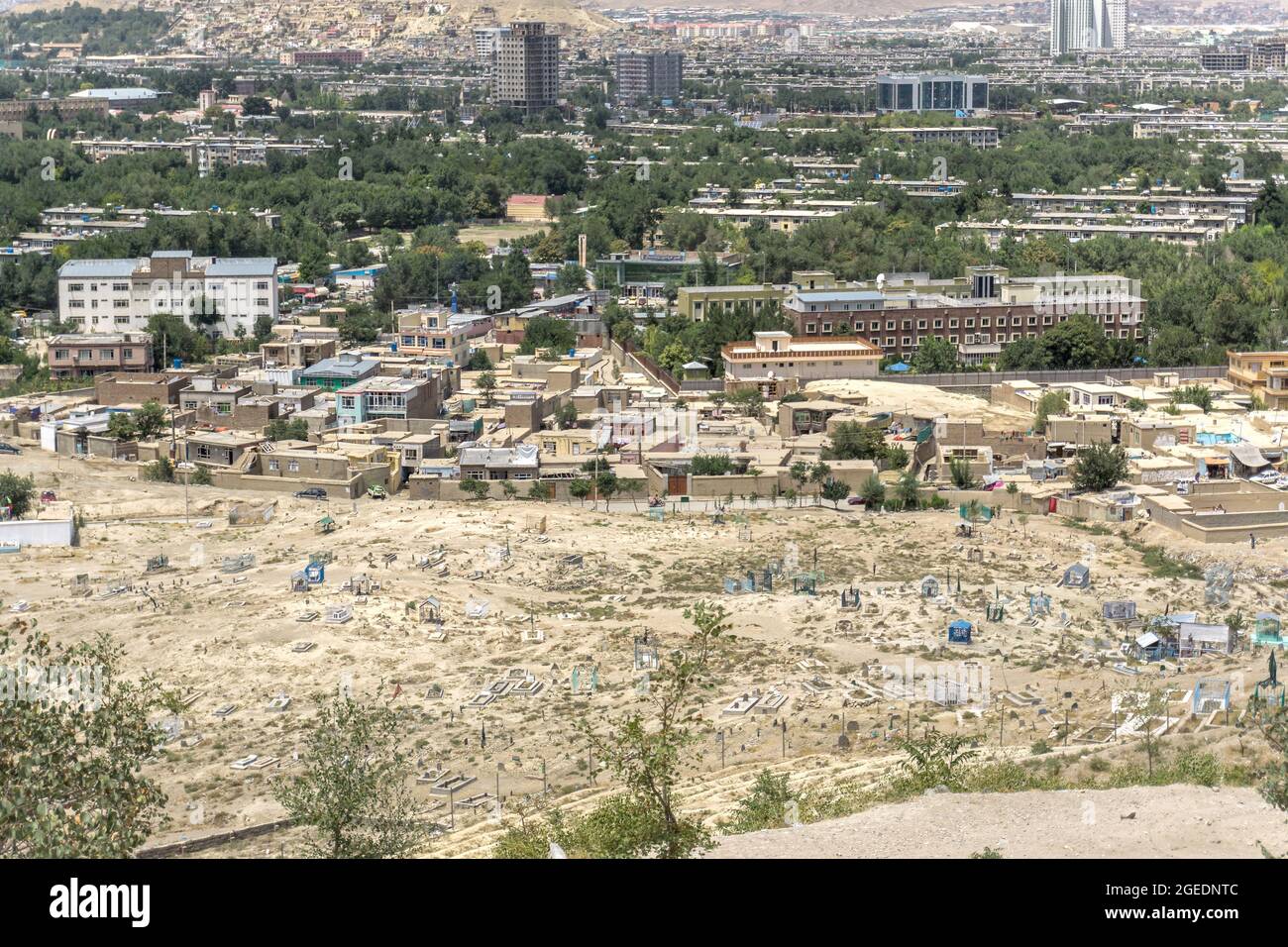 Luftaufnahme von traditionellen Häusern und einem Friedhof in Kabul, Afghanistan Stockfoto