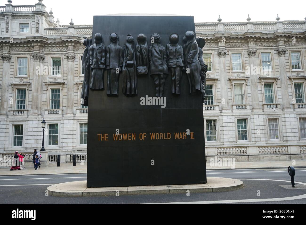 The Women of World war 2 war Memorial Skulptur von John W. Mills in Whitehall, London, England, U.K Stockfoto