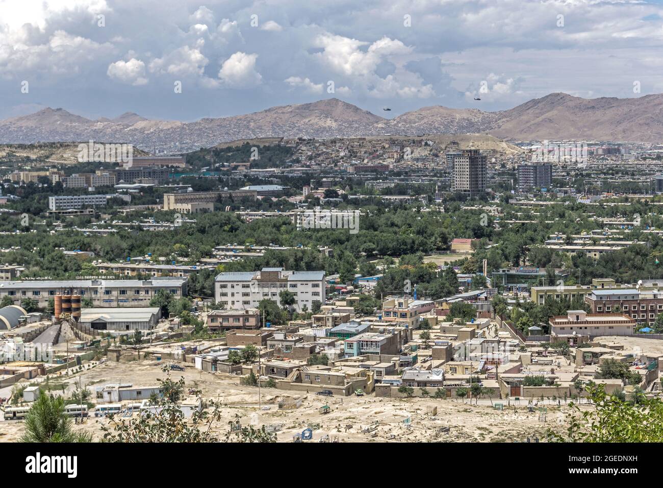 Luftaufnahme von traditionellen Häusern und einem Friedhof in Kabul, Afghanistan Stockfoto