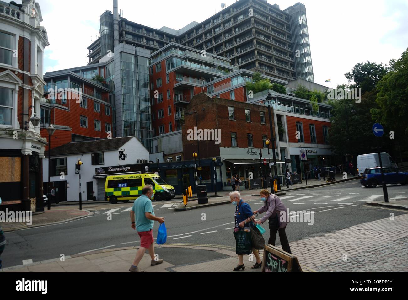 Die Kreuzung von Elm St, S.End Green und Fleet Rd mit dem Royal Free Hospital im Hintergrund Stockfoto