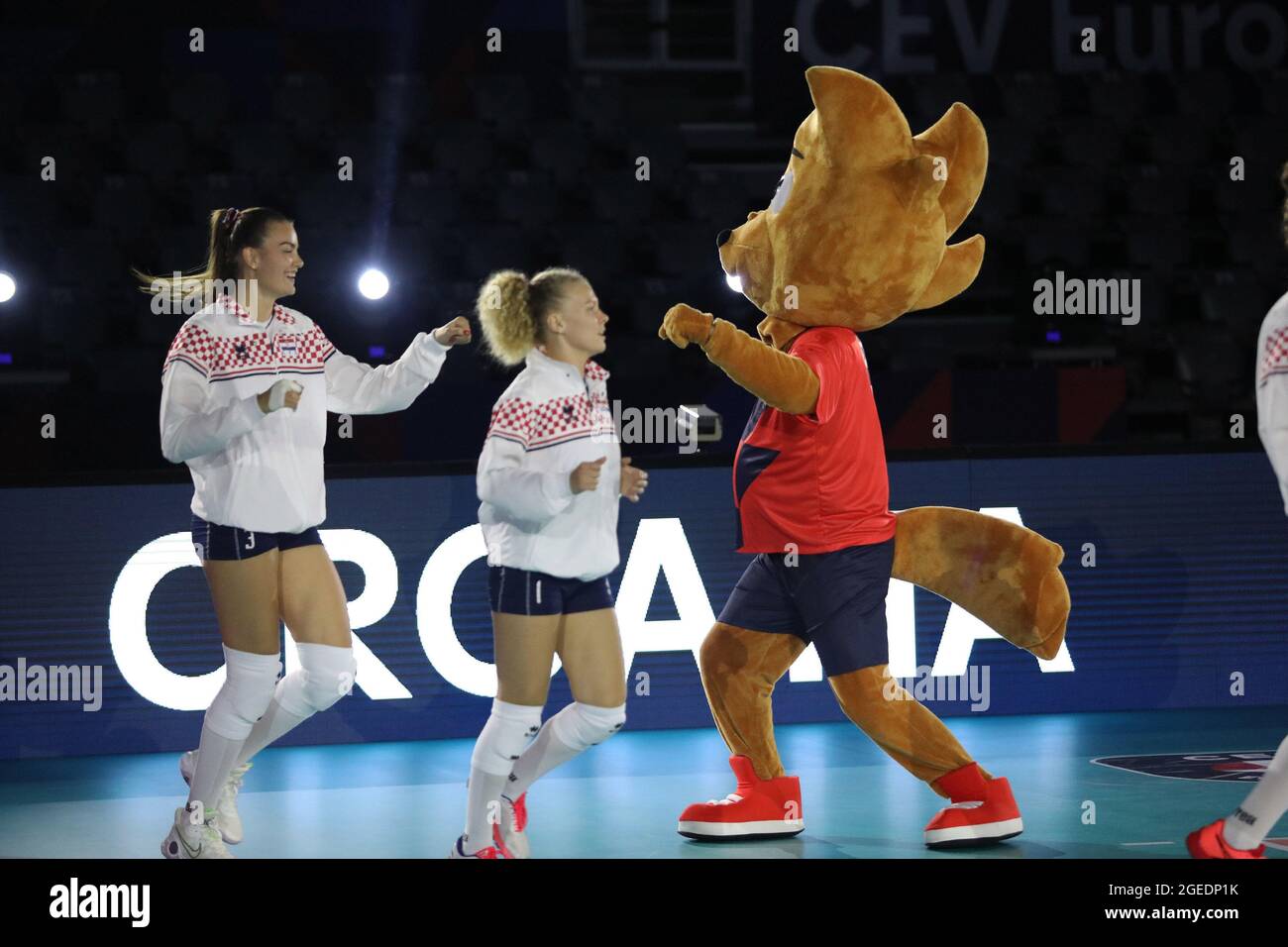 Kroatische Spieler beim Betreten der Sporthalle vor CEV EuroVolley 2021 Frauen-Volleyballspiel zwischen Kroatien und der Schweiz - Kresimir Cosic Hall in Zadar, Kroatien Stockfoto