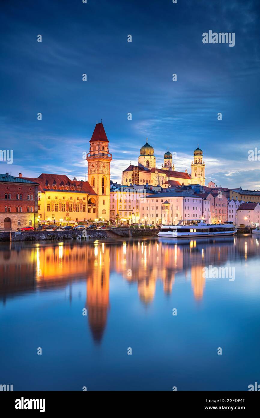 Passau Skyline, Deutschland. Stadtbild der Skyline von Passau, Bayern, Deutschland bei dramatischem Sonnenuntergang. Stockfoto