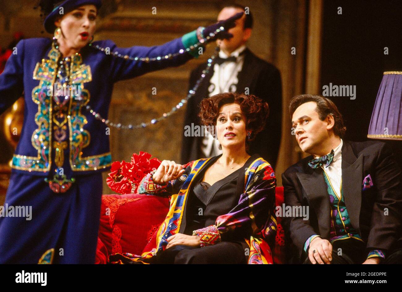 l-r: Lillian Watson (eine italienische Sopranistin), Kiri Te Kanawa (die Gräfin Madeleine), David Rendall (Flamand) in CAPRICCI an der Royal Opera, Covent Garden, London WC2 26/01/1991 Musik: Richard Strauss Libretto: Clemens Krauss & Richard Strauss Dirigent: Jeffrey Tate Bühnenbild: Mauro Pagano Kostüme: Gianni Versace Beleuchtung: Bruno Boyer Regie: John Cox Stockfoto