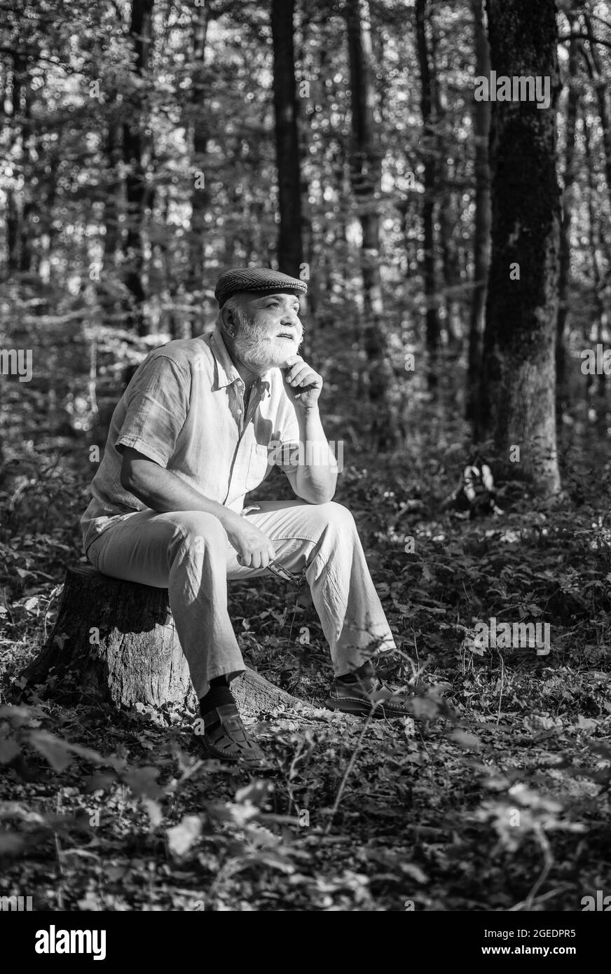 Frische Luft. Idyllische Momente. Opa Vintage Outfit in der Natur. Ältere Menschen kümmern sich um sie. Pflegeheim. Wahre Werte. Sinn des Lebens. Die Natur ruft Stockfoto