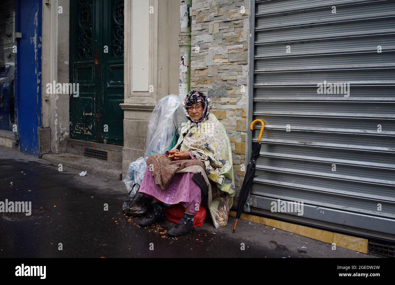 Muslimische Frau bettelt auf der Straße, Rue des Poissoniers, 75018, Paris, Frankreich Stockfoto