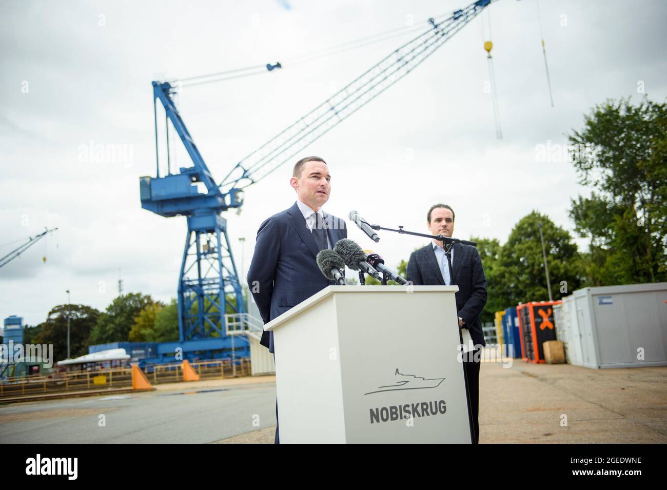 19. August 2021, Schleswig-Holstein, Rendsburg: Lars Windhorst (l.), Unternehmer und Vorsitzender der Tennor Holding, und Philipp Maracke, Geschäftsführer der Flensburger Schiffbau Gesellschaft mbH und der Nobiskrug GmbH, sprechen im Rahmen einer Pressekonferenz nach der Übernahme der Werft Nobiskrug durch die Flensburger Schiffbau Gesellschaft auf dem Werksgelände von Nobiskrug am Nord-Ostsee-Kanal mit Medienvertretern. Beide Schiffbauunternehmen sind Teil der Tennor Holding. Foto: Gregor Fischer/dpa Stockfoto